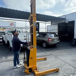 Semi-Electric Straddle Stacker