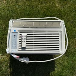 Window air conditioner + REMOTE!!!!