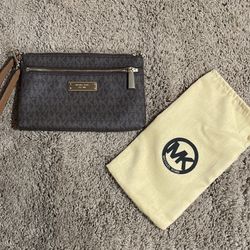 Michael Kors Clutch Wristlet Signature Brown Like new
