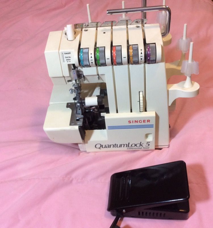 Singer Serger 14u285B Quantum Lock 5 Differential Feed w/Foot Pedal