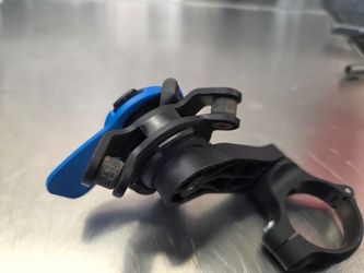 Quadlock mount with vibration isolation
