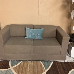 Nice Small Couch ✨Delivery Available 🚛