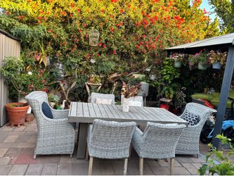 Patio furniture set table and 6 chairs