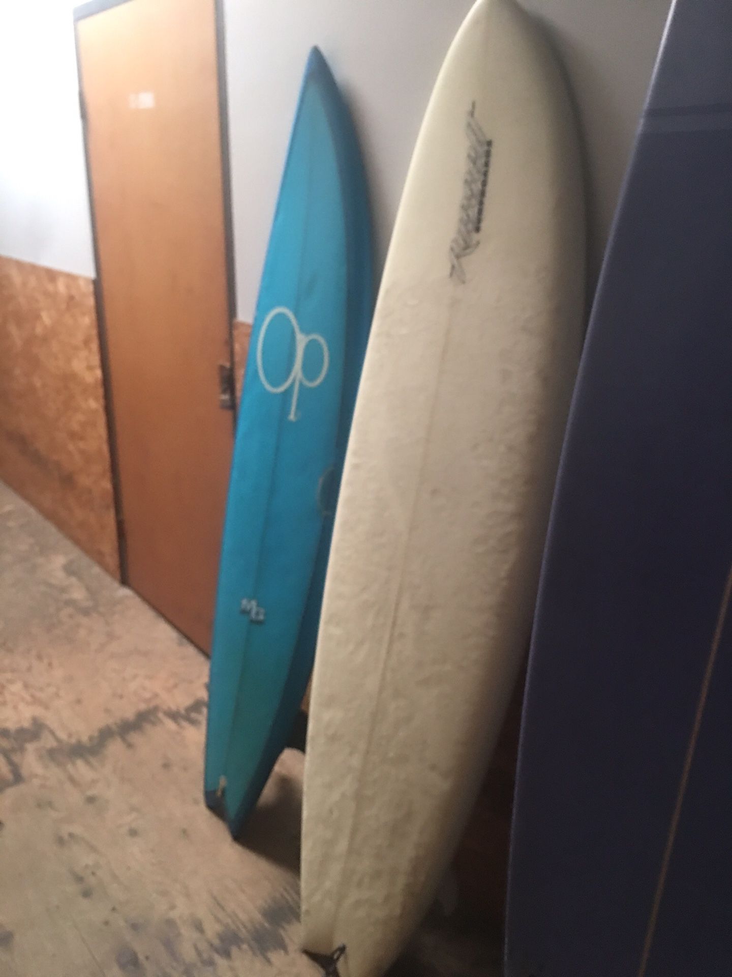 6’2” Twin fin fiberglass / 6’4” 3skagg Russell surfboard