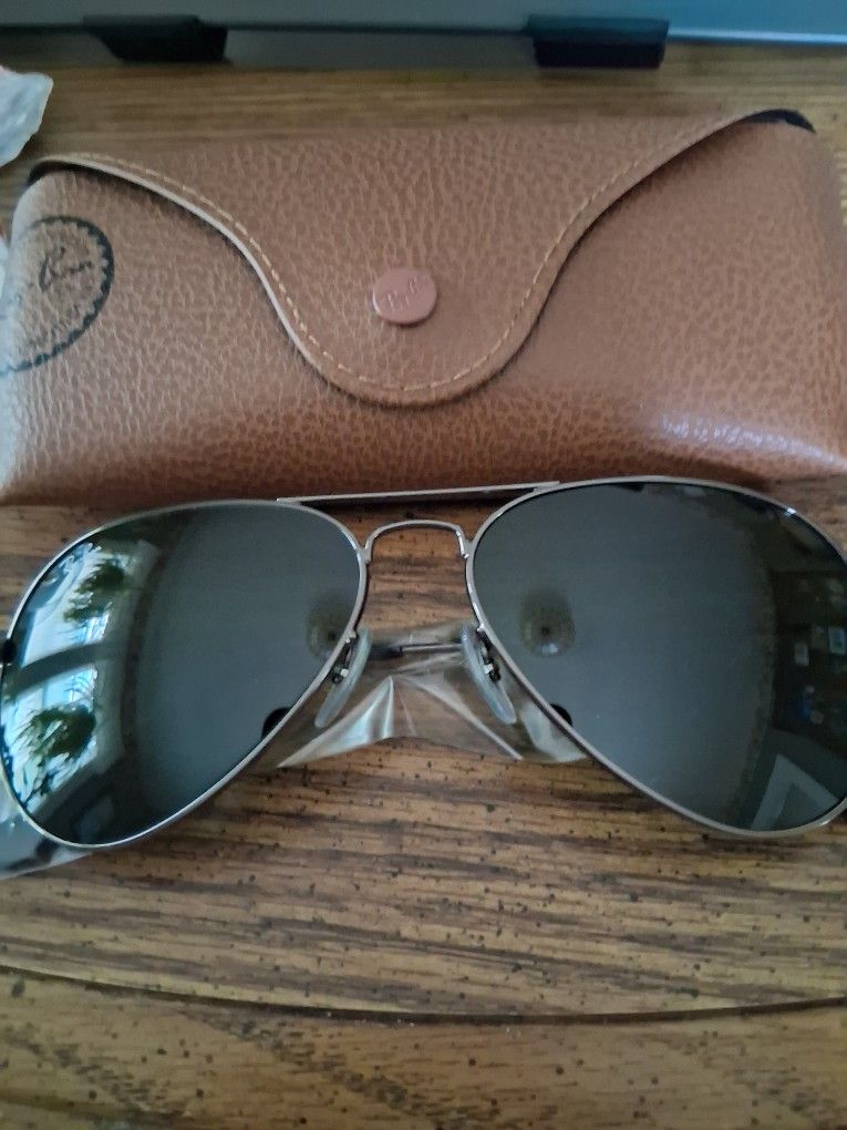 RAY BAN AVIATORS GUNMETAL FRAME WITH GRAY TINTED LENSES. BRAND NEW.