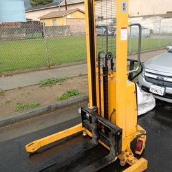 ULINE PALLET STRADDLER STACKER