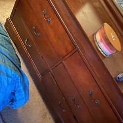 Dresser With Mirror