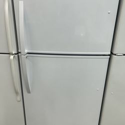 22 Cubic Foot Refrigerator With Ice Maker 