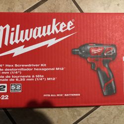Milwaukee M12 12V Lithium-Ion Cordless 3/8 in. Drill/Driver Kit with Two 1.5 Ah Batteries, Charger and Tool Bag