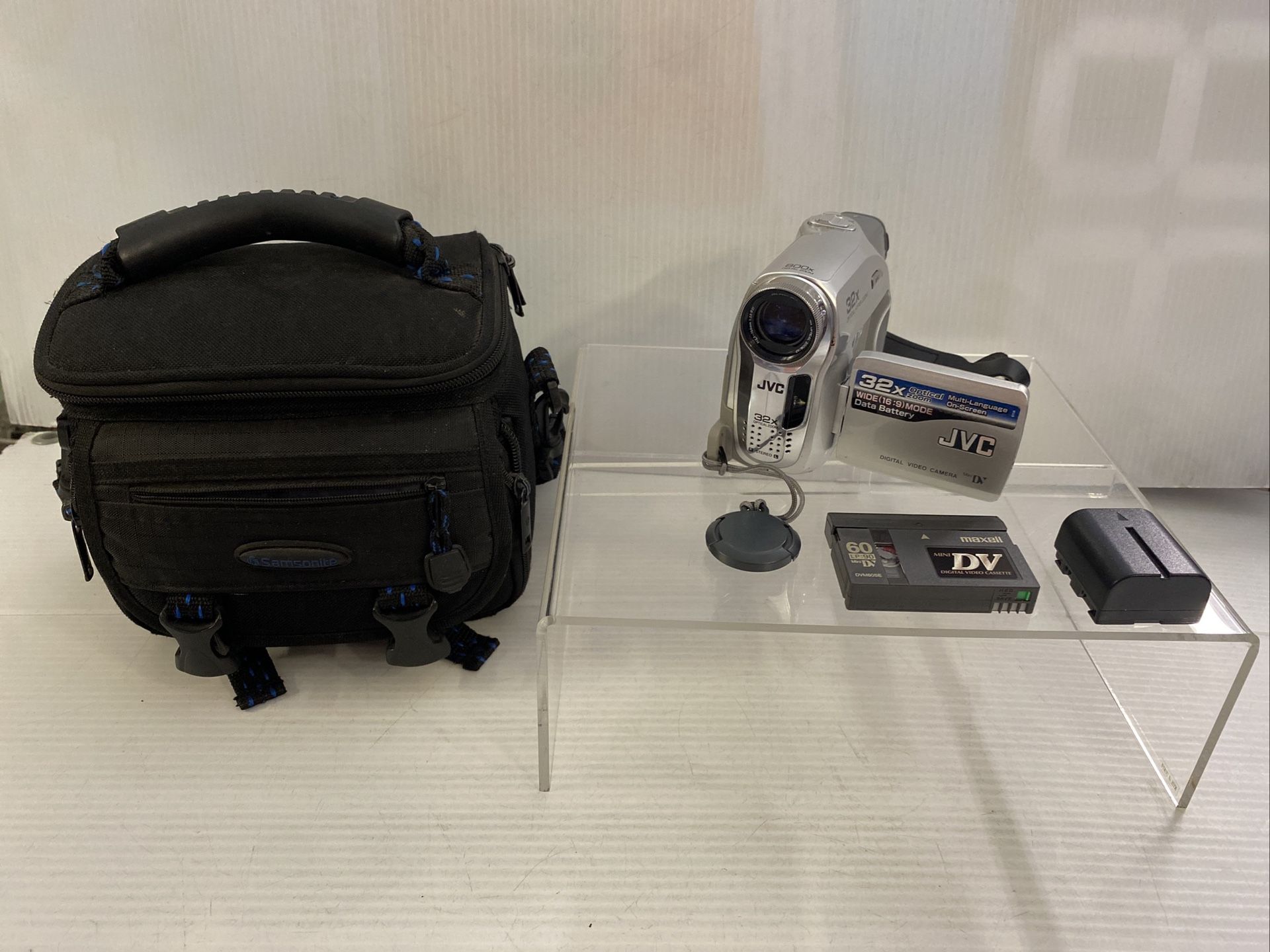 JVC 32x Optical Hyper Zoom Digital Video Camera 800x Zoom Model GR-D350U Works!