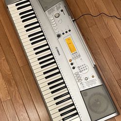 Electric Piano Keyboards Yamaha YPT-300 w/ Touch-Sensitive Keys. Great Condition!