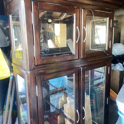 China cabinet In Excellent Condition REAL WOOD 
