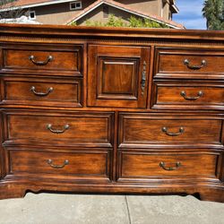 Solid Wood 8 Drawer Dresser Chest of Drawers Furniture Great Condition 