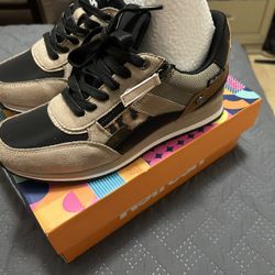 Refresh shoes valued $120