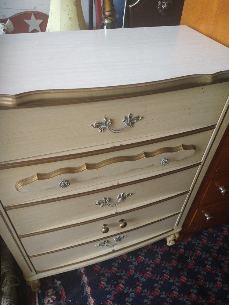 Attractive Antique White And Gold Dresser Five Drawer .Sz 42H31W16F