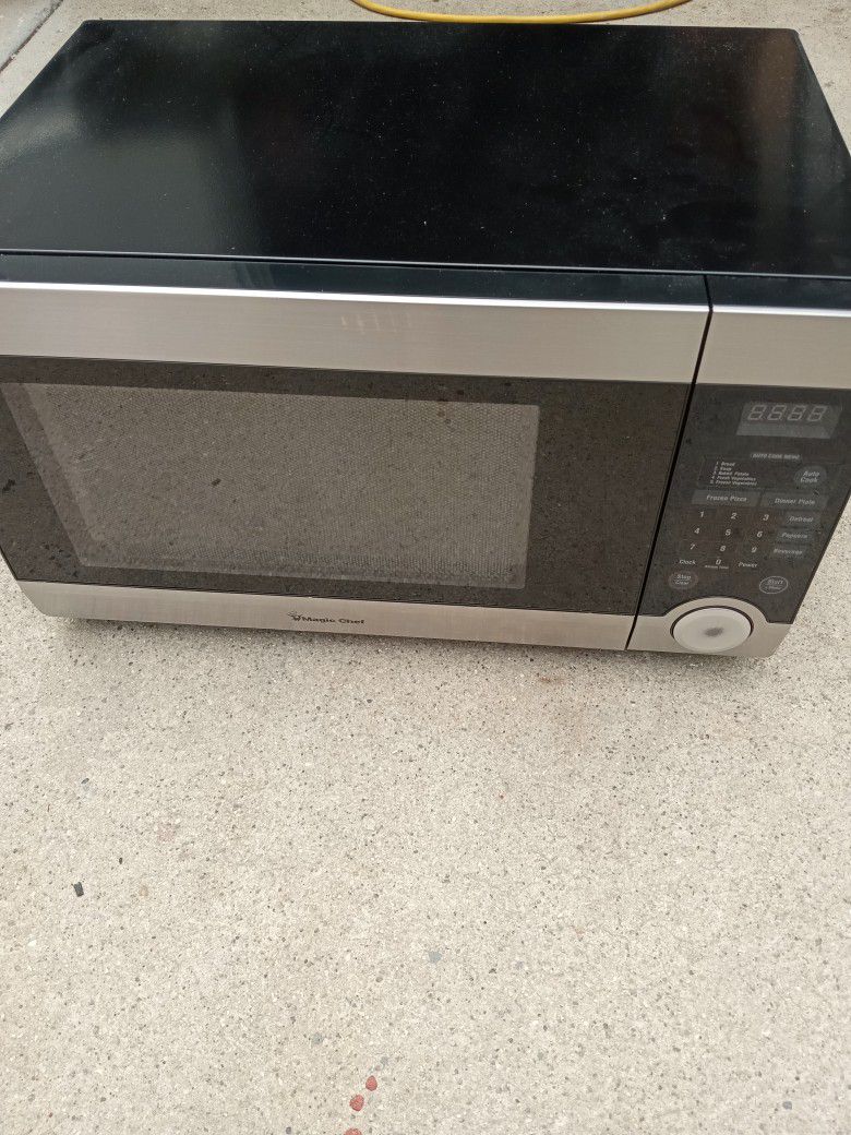 Magic Chef 1.1 Cu. Ft. Countertop Microwave Oven with Owners Manual Black 