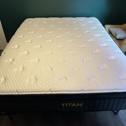 Titan Plus Luxe, Queen, Cover: GlacioTex Cooling Cover Like New, Perfect Condition