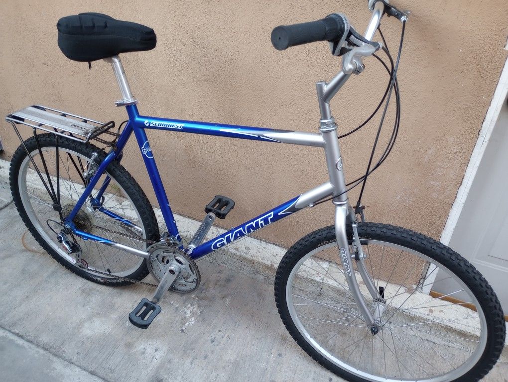 GIANT. Mountain Bike. 26" Tires