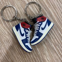 Sneaker keychain union blue toe 