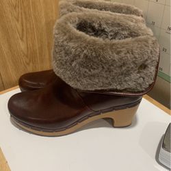 UGG AUSTRALIA "LYNNEA" BROWN LEATHER SHEARLING LINING VERSATILE WOOD CLOG BOOTS- SIZE 10
