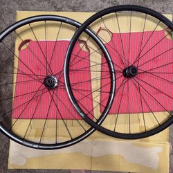 DT SWISS R470 700C CL DISC ROAD WHEELSET