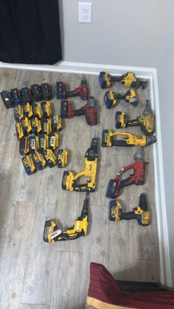 10 CORDLESS DRILLS AND 22 EXTRA BATTERIES