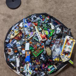 36 lbs Authentic Legos + 1 lbs Minifigures & Accessories.   Lot44