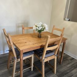 Table with 4 chairs