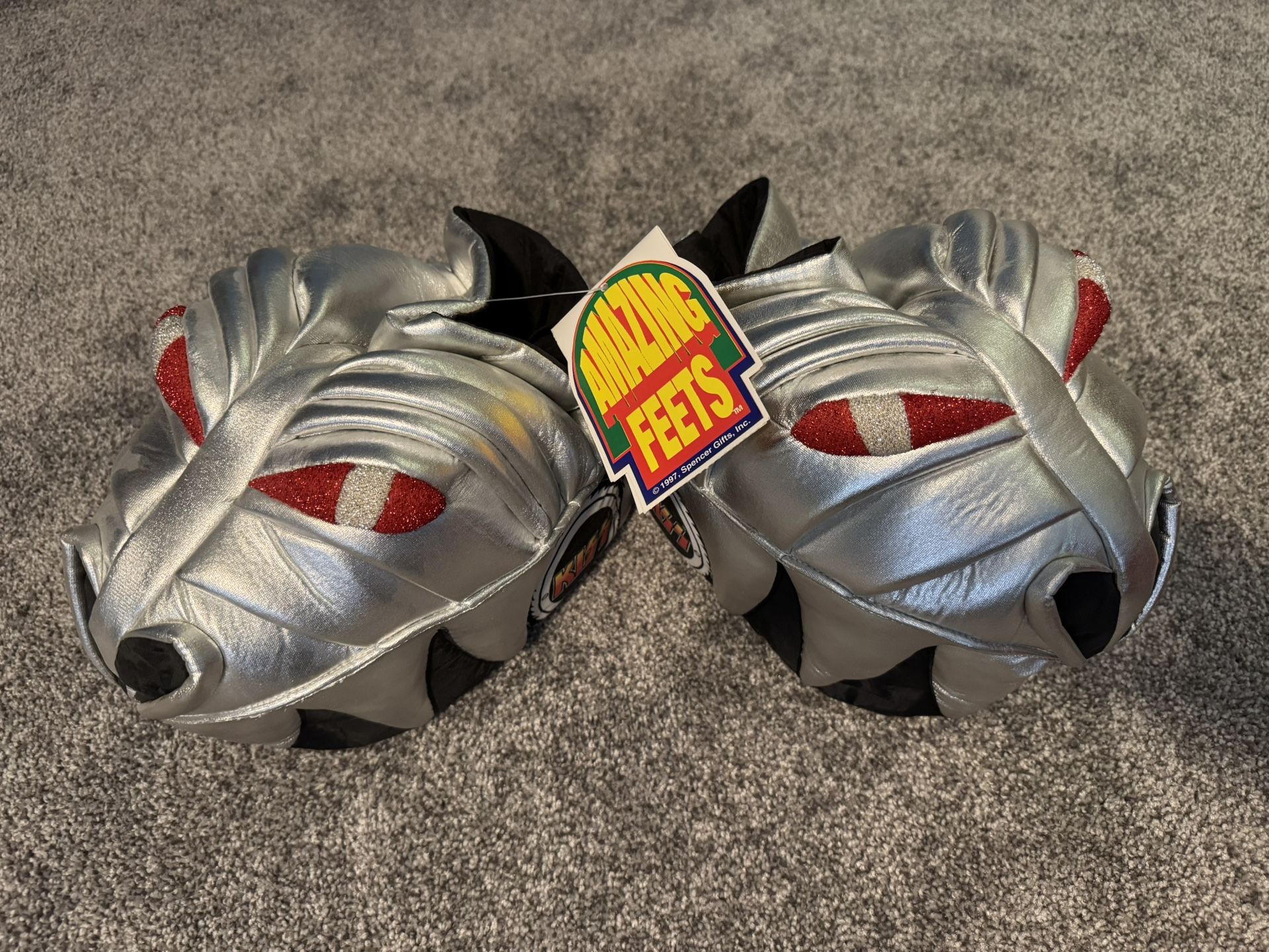 KISS 1997 GENE SIMMONS SLIPPERS. SPENCERS GIFTS. SIZE L. NEW WITH TAGS. VINTAGE