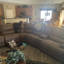 7 Piece Sectional With Two Power Recliners And One Manual Recliner. Cup Holders And Console 