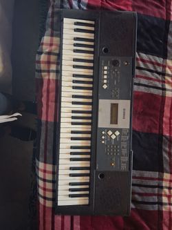Yamaha YPT-320 Electronic Keyboard