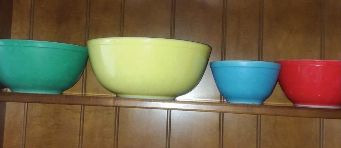 Vintage Set of Pyrex Mixing Bowls (1961)