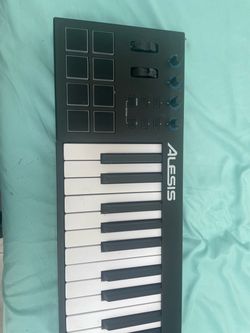 Alesis VI61 — piano keyboard
