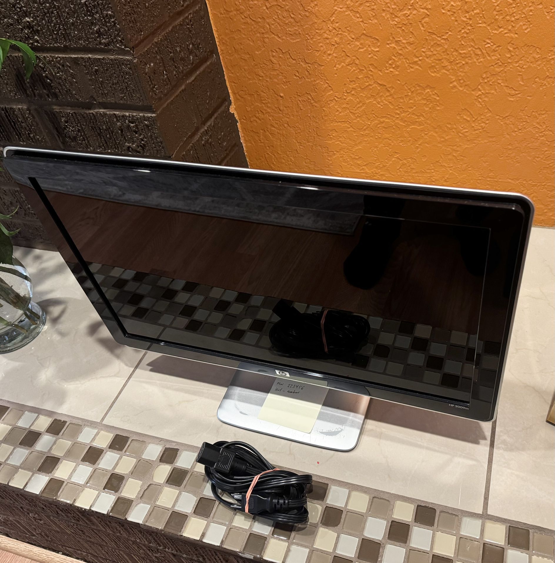 Clean Reinstalled Windows 7 Computer And Monitor Works Great.