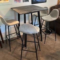 Breakfast high bar Table With 4 High Chairs $500 Worth