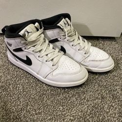 Kids Size 2 Jordan 1’s