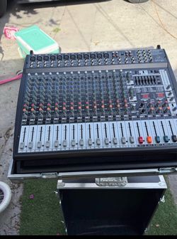 Consola de Audio autoamplificada