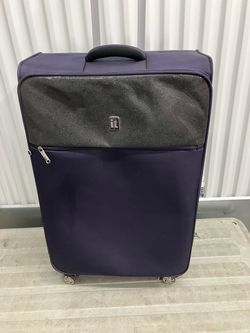 IT Luggage Large Soft-Shell Spinner Suitcase
