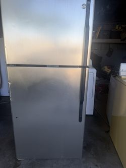 GE Top-Freezer Refrigerator