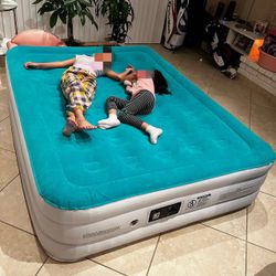 New In Box Queen Size Inflatable Air Mattress Bed With Built In Pump 18 Inches Tall 550lbs Capacity 