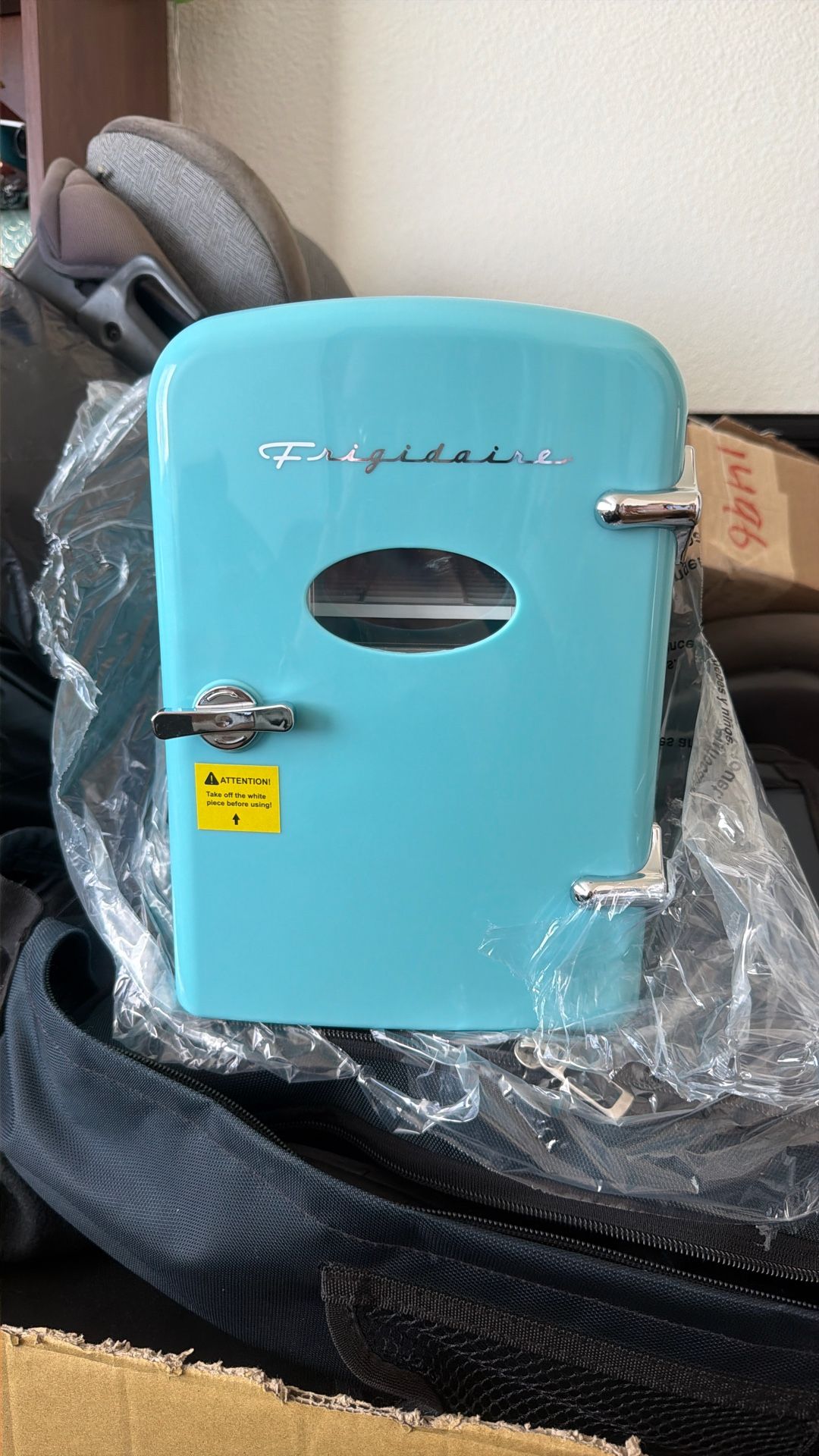 Mini 6 Can holder fridge