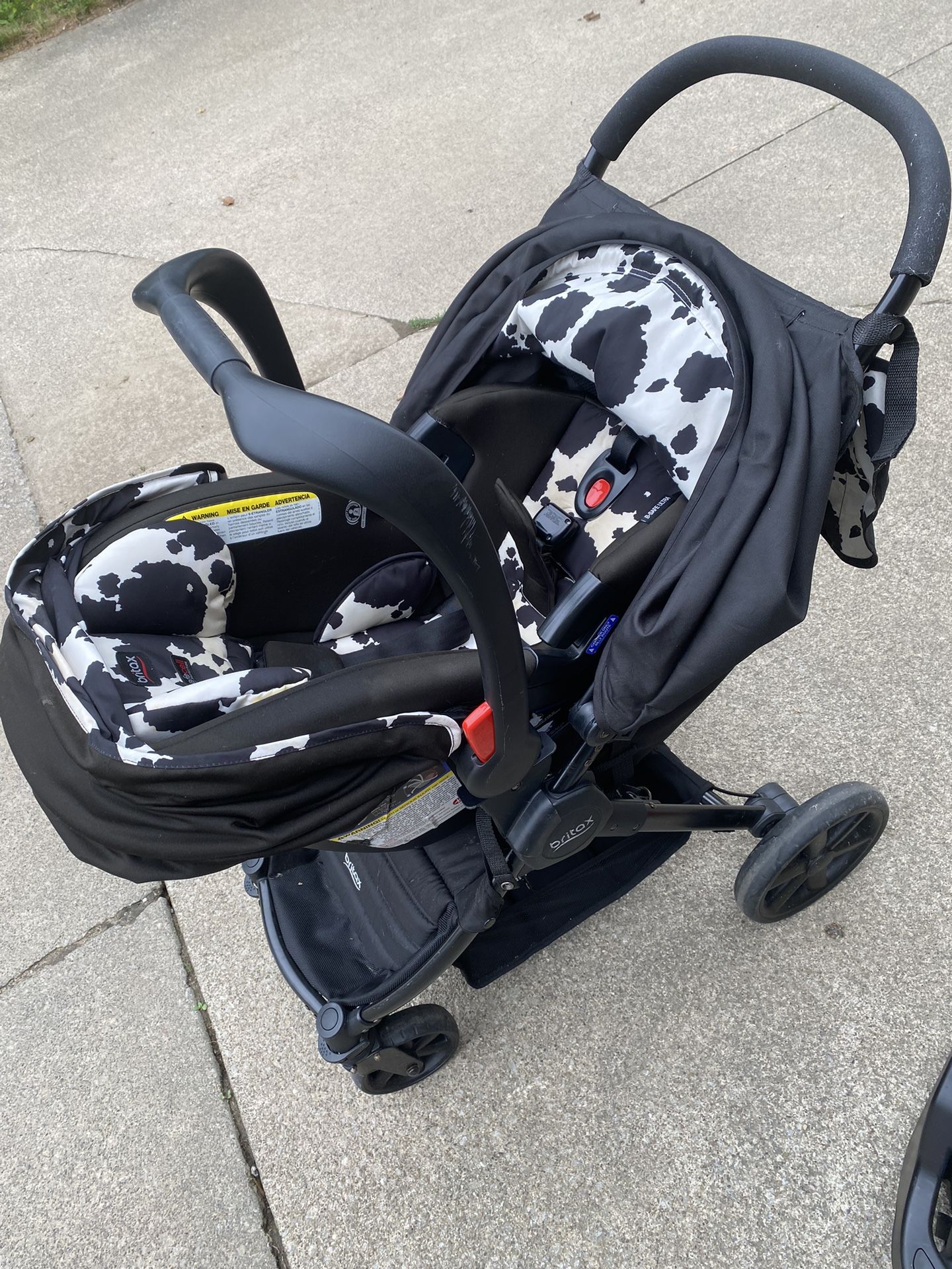 bugaboo.com/adapters Bugaboo Fox/ Buffalo Car Seat Adapters Chalet Girl (2011) - Color:Black/Taupe/Taupe With the Bugaboo Runner Taper_specs002:Reg