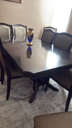 Extendible dining table with 10 chairs
