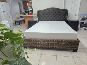 VENDO ESPECTACULAR CAMA TAMAÑO QUEEN COMPLETA CON BOX SPRING Y COLCHÓN.