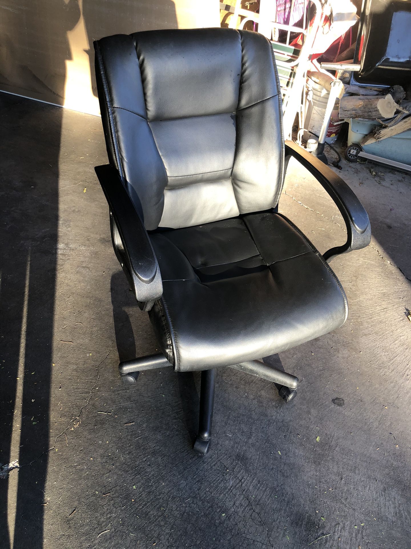 Black Adjustable office chair with arms
