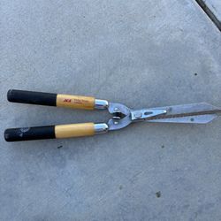Ace hedge sheers. Like new. Price is firm.