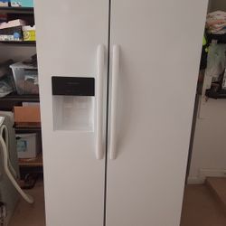 Frigidaire Refrigerator With Ice Maker 