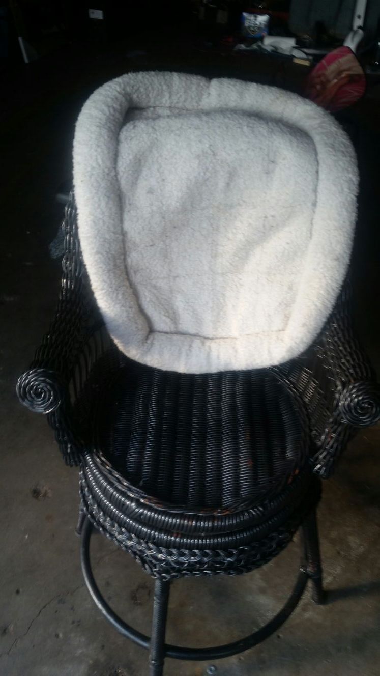 Heavy duty Pier One wicker chair swivel