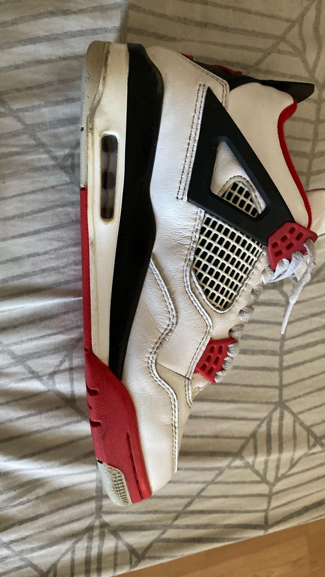 Jordan 4 Fire Red Retro ( Size 7) Men