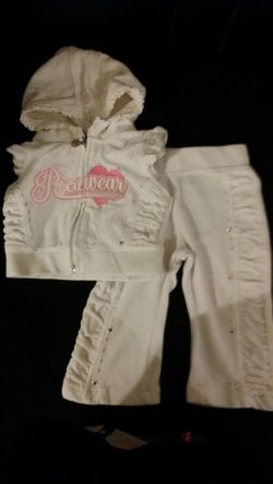 Littlr girl White RocaWear sweatsuit